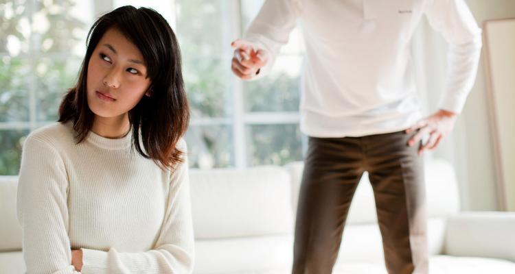 如何应对发现婆婆出轨对女儿的伤害（拯救女儿的心灵，全面应对家庭危机）-第3张图片-恋语空间