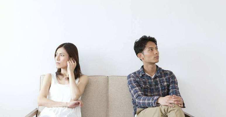 老公与小三联手逼离婚？如何自救（如何应对老公与小三的逼迫行为，保护自己的婚姻？）