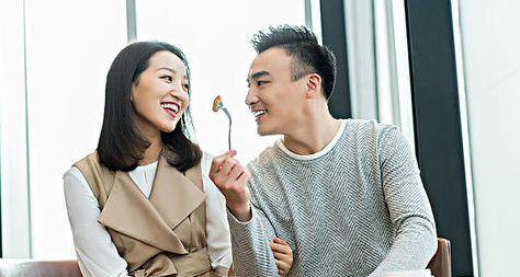 女人主动追求男人？当这些情况发生时（探究女人主动追求男人的原因和情况，以及男人该如何应对）
