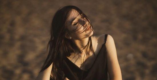 从冷漠到温暖，挽回分手女生的有效步骤（重建信任，重新认识，用心沟通，拥抱改变）-第2张图片-恋语空间