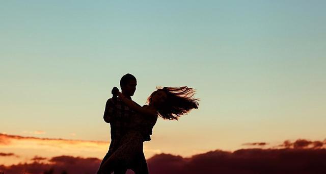 夫妻白头到老的秘诀（以爱、信任和理解为基石，共同面对人生风雨）-第3张图片-恋语空间