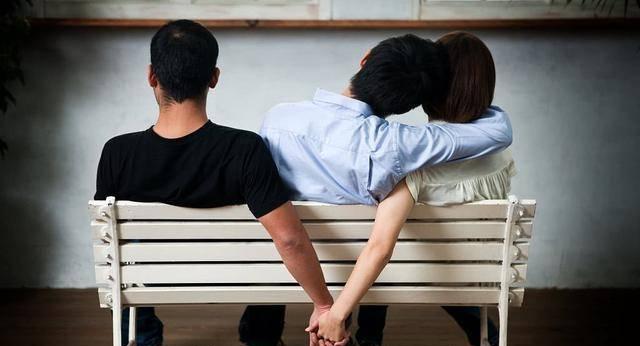 揭秘45岁男人出轨的三种表现（揭露隐私，为你守护婚姻；三个）-第2张图片-恋语空间