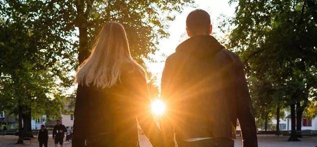 以婚外恋不想和他分手，如何挽回真爱？（如何在婚外恋中保持自尊心和尊重感情？）-第3张图片-恋语空间