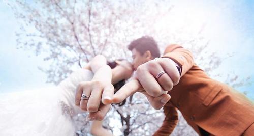 和前女友分手后如何挽回？（重建信任、改变自己、用心沟通）