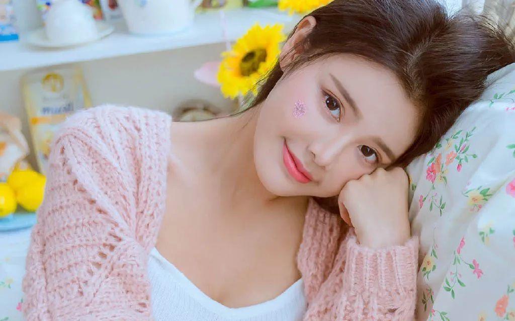 女生想让你约她的10个信号（从微笑到主动接触，这些信号表明她对你感兴趣）-第3张图片-恋语空间