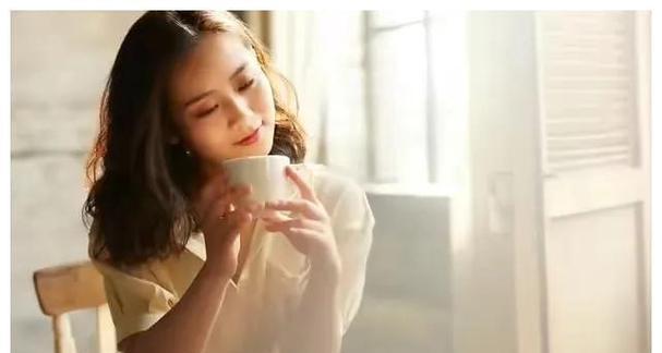 如何与40岁左右的女人轻松聊天（掌握技巧，轻松应对年龄差异的交流）-第3张图片-恋语空间