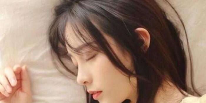 认识女生时，如何识别她们不愿意和你聊天的表现，并及时采取措施避免尴尬局面？