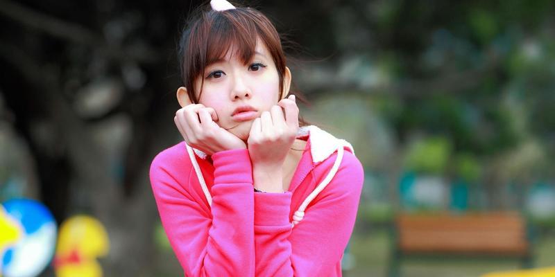 如何展现女人魅力？——吸引男生的聊天技巧（15个技巧帮你成为聊天专家，留住男人的心）