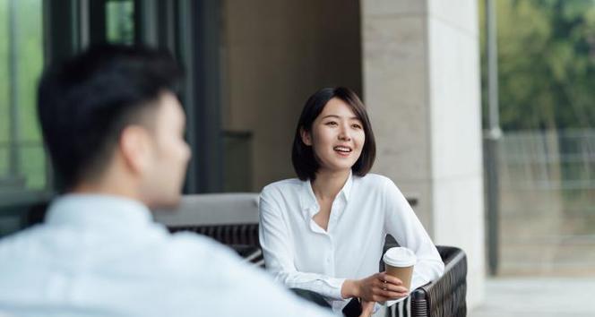 相亲后女方变冷淡，男方该如何应对？（相亲、约会、沟通，是）-第1张图片-恋语空间