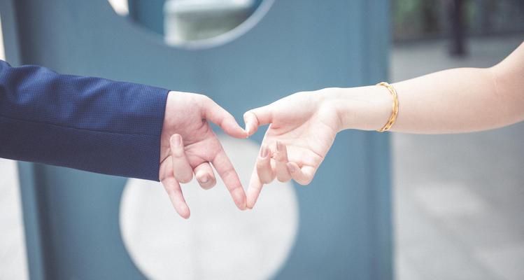 如何正确挽回前男友（学会重新追求，让他回到你身边）
