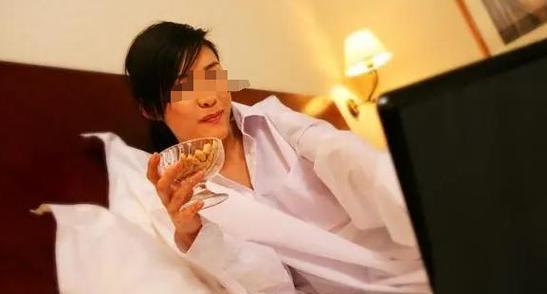 发现老婆出轨后，我该怎么办？（应对出轨危机，找回家庭幸福）