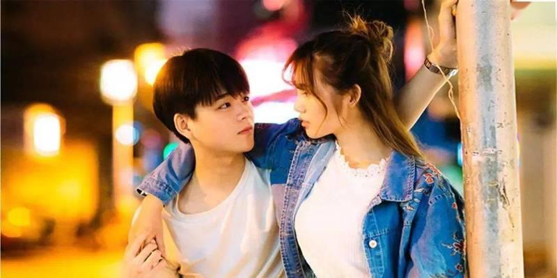 男生对你感兴趣的10大表现（如何判断男生是否对你有好感？关注这些细节！）-第1张图片-恋语空间