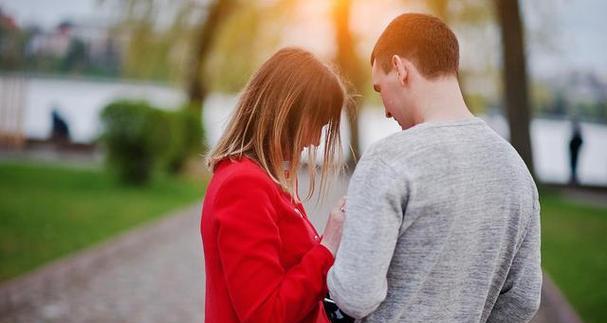 如何挽回失去工作的女友的心？（15个段落带你深入解析情感挽回技巧）