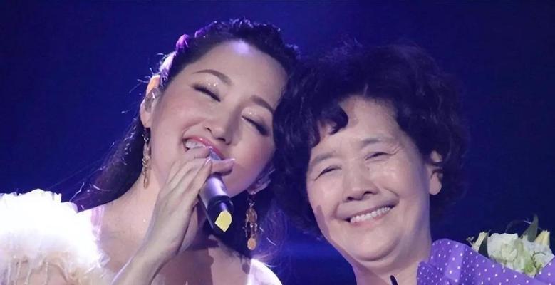 前男友还爱你的12个细节表现（如何判断前男友是否还对你念念不忘）